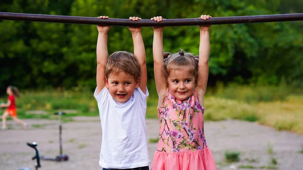 Retrato Linda Niña Niño Parque Verano Niños Divertidos Colgando Barra — Foto de Stock