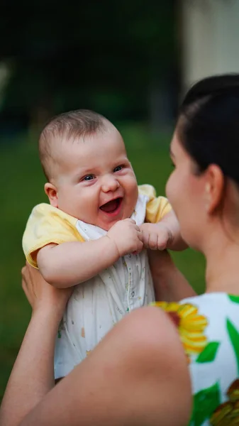 Piccolo Bambino Divertente Sulle Braccia Della Madre Che Ride Con — Foto Stock