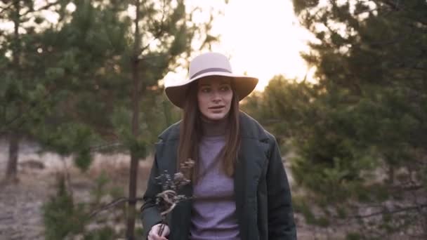 Portrét Mladá žena kráčející lesem při západu slunce. Zdravý šťastný životní styl. Dívka na túře v lese. Přední pohled. Jaro, podzim, zima. — Stock video
