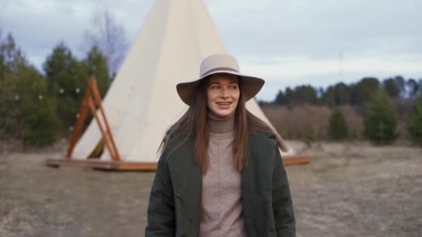 Joven hermosa mujer caminando por el bosque en glamping fuera de tipi. Movimiento lento — Vídeo de stock