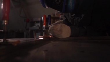 Kaynakçı fabrikada Argon-Arc kaynakçılıkla çalışıyor. Süper Yavaş Hareket