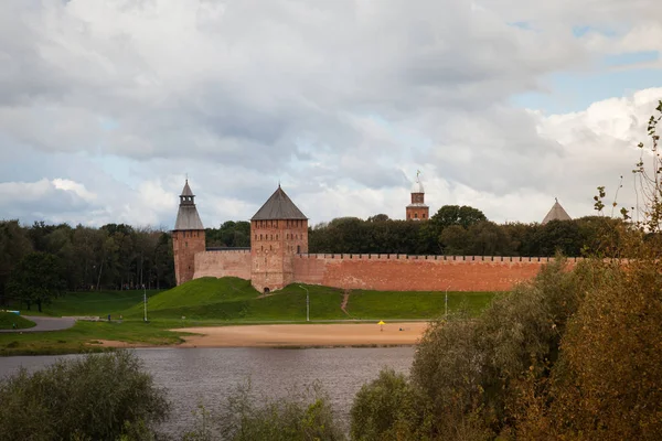 Veliky Novgorod es una de las ciudades históricas más antiguas e importantes — Foto de Stock