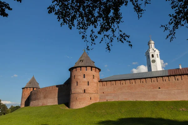 Veliky Novgorod es una de las ciudades históricas más antiguas e importantes — Foto de Stock