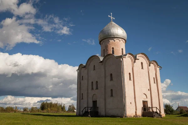 La Chiesa Salvatore su Nereditsa è una chiesa ortodossa — Foto Stock