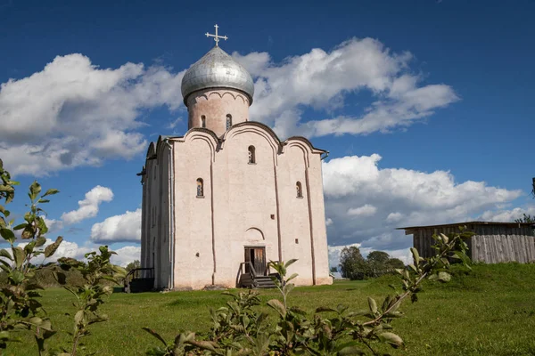 De Verlosserkerk op Nereditsa is een orthodoxe kerk — Stockfoto