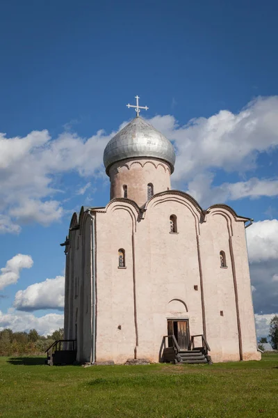 De Verlosserkerk op Nereditsa is een orthodoxe kerk — Stockfoto