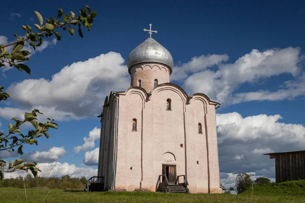 De Verlosserkerk op Nereditsa is een orthodoxe kerk — Stockfoto