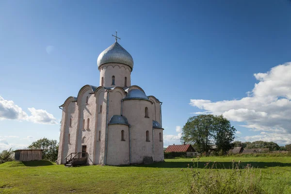 La Chiesa Salvatore su Nereditsa è una chiesa ortodossa — Foto Stock