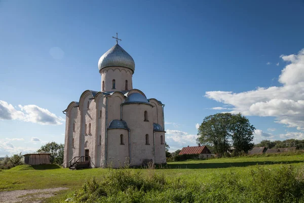 De Verlosserkerk op Nereditsa is een orthodoxe kerk — Stockfoto