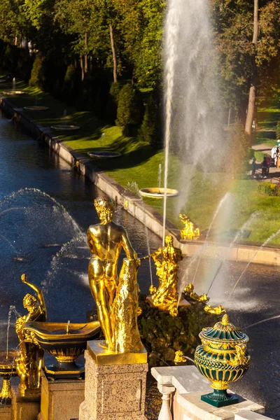Petergof, bekannt als Petrodworez - Denkmal der Weltarchitektur — Stockfoto
