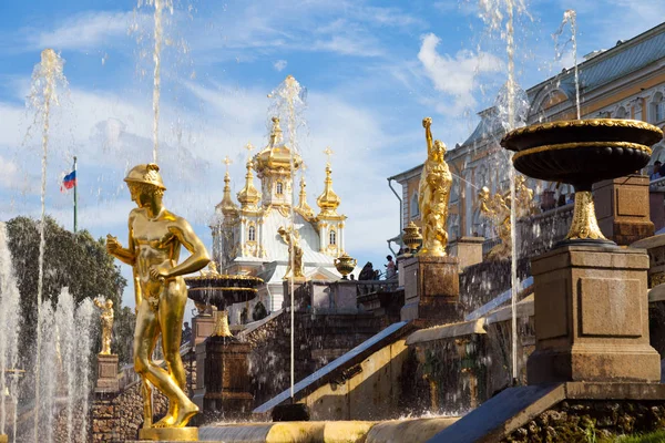 Petergof connu sous le nom de Petrodvorets - monument de l'architecture mondiale — Photo