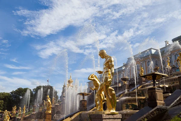 Petergof, bekannt als Petrodworez - Denkmal der Weltarchitektur — Stockfoto