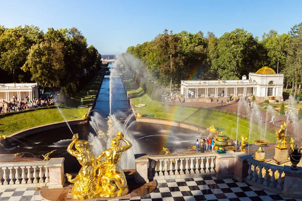 Petergof, bekannt als Petrodworez - Denkmal der Weltarchitektur — Stockfoto