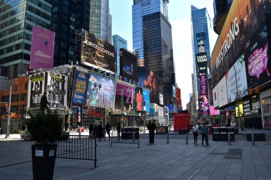 - Manhattan. New York, ABD - 5 Nisan 2020: Covid-19 salgını sırasında New York 'un boş sokakları 42. sokak Times Meydanı' nda