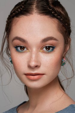 Güzel kadın yüzü. Mükemmel makyaj. Güzellik. Kozmetik. Göz farı. Şık saç stili. Mücevherler.