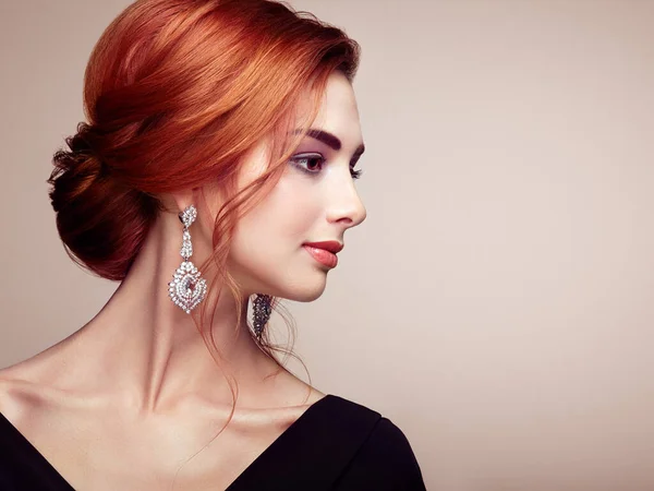 王冠とイヤリングの美しい女の子 完璧な化粧だ 美容ファッション 化粧品 上品な髪型 — ストック写真