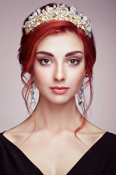 Hermosa Chica Corona Pendientes Maquillaje Perfecto Moda Belleza Cosmético Peinado — Foto de Stock