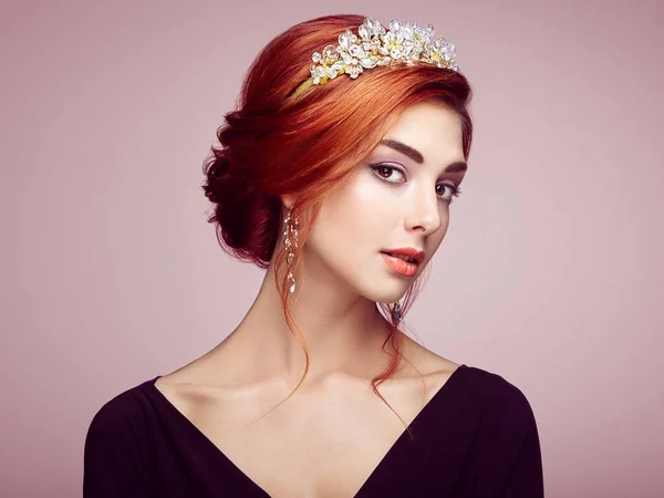 Hermosa Chica Corona Pendientes Maquillaje Perfecto Moda Belleza Cosmético Peinado — Foto de Stock