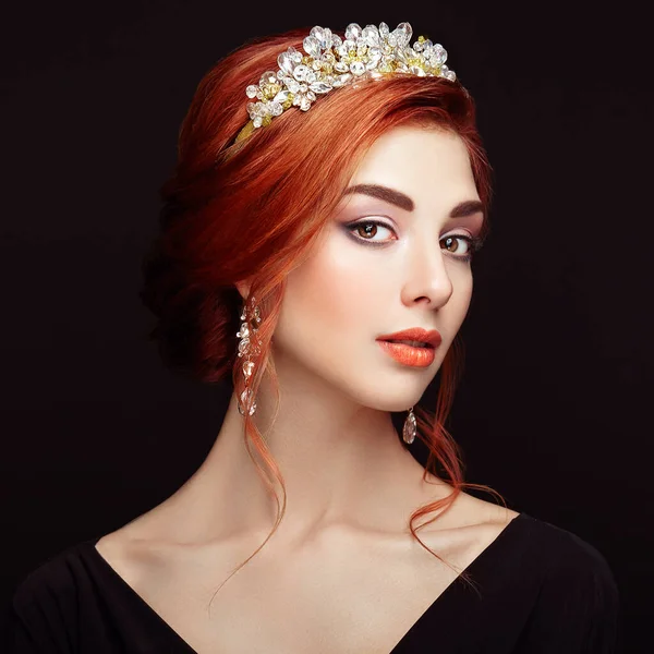 Beautiful Girl Crown Earrings Perfect Makeup Beauty Fashion Cosmetic Elegant — Stock Photo, Image