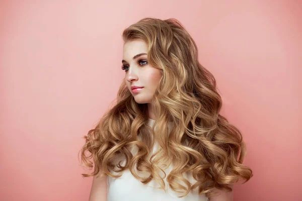 Sarı Dalgalı Saçlı Güzel Bir Kızın Portresi Moda Fotoğrafı Saç — Stok fotoğraf
