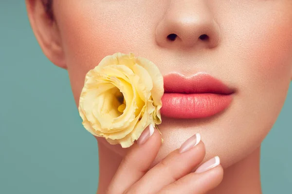 Schönes Modell Mit Einer Blume Perfekte Frau Gesicht Make Aus — Stockfoto