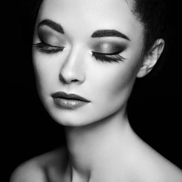 Όμορφο Γυναικείο Πρόσωπο Τέλειο Μακιγιάζ Μόδα Ομορφιάς Βλεφαρίδες Αισθητική Σκιά — Φωτογραφία Αρχείου