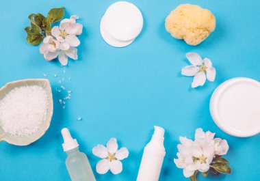  Temiz, saf bahar güzellik ürünleri arka planında fotokopi alanı, ortasında yazı için yer vardı. Beyaz nesneler, mavi arkaplan, beyaz narin elma ağaçları..