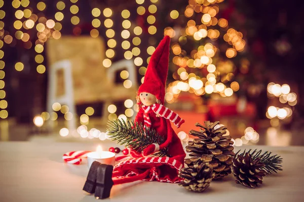 Foco Seletivo Pequena Estatueta Festiva Natal Elfo Segurando Ramo Abeto — Fotografia de Stock