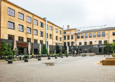 Tartu, Tartumaa / Estonia- 05JUL2020: Eski yapı bloğu: Parçacık Fabrikası (Aparaaditehas olarak adlandırılır). Şimdi modern endüstriyel stil kafeleri ve dükkanları olan popüler bir yer..