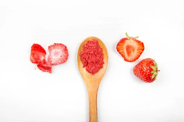 草莓粉 由冻干草莓制成 用于喷洒 食物的调料和配料 顶部视图 白色最小背景 复制空间 维生素C和铁的丰富来源 — 图库照片