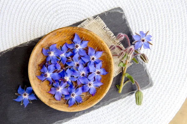 Použití Krásné Tmavě Modré Jedlé Květiny Pro Dekoraci Potravin Borago — Stock fotografie