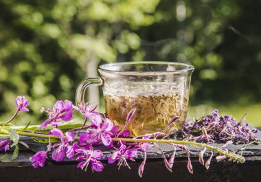 Chamaenerion angustifolium (ateş otu, büyük willowhere, rosebay willowhere) kuru ve taze çiçeklerle süslenmiş çay. Bitkisel tıp konsepti.