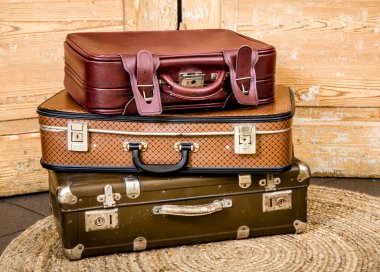  Moda konseptiyle seyahat etmek. 60 'lı yılların modası. 80' li yılların bavulları istiflenmiş..