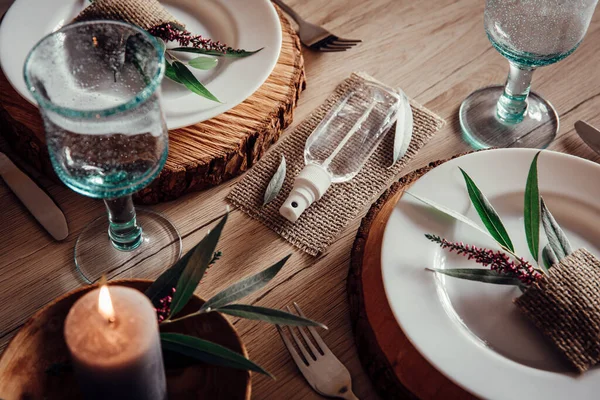 Restoran masasının ortasında el dezenfektanı şişesi var. Yaprak ve çiçek desenli beyaz tabaklar. Virüs önleme yayıyor, yeni gerçeklik. 