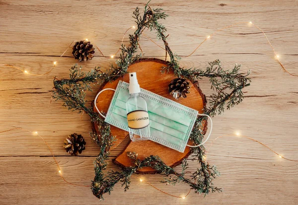 Natal Véspera Festa Decorada Mesa Conjunto Com Máscara Médica Descartável — Fotografia de Stock