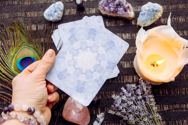 Güvertede, yarı değerli taş kristalleriyle çevrili ev yapımı Angel kartları var. Ametist kristal melek heykelciğine odaklan.