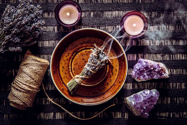 Zelfgemaakte Kruiden Lavendel Lavendel Vlek Stok Smeulen Witte Plaat Met — Stockfoto