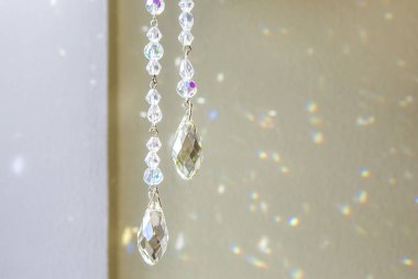 Evde asılı duran göz yaşı damlası kristal gökkuşağı yapıcı güneş yakalayıcıya odaklanın. İyi Feng Shui, Sha Chi enerji akışı konsepti.