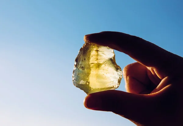 Person Der Hand Hält Einen Gelben Grünen Zitronenquarzkristall Gegen Sonne — Stockfoto