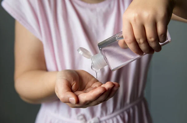 Visão Perto Criança Anos Usando Pequeno Higienizador Portátil Mão Antibacteriana — Fotografia de Stock
