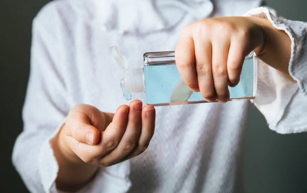 Visão Perto Criança Anos Usando Pequeno Higienizador Portátil Mão Antibacteriana — Fotografia de Stock