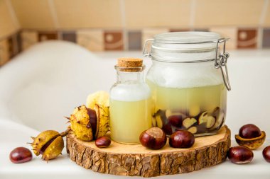 Doğal sıvı sabun ve şampuan konsepti yap. At kestanesini sırılsıklam etmek, Aesculus, suda karabatak, temizlik maddesi içinde doğal safonin içeren cadı ve temizlik özellikleri var. Ev banyosu.