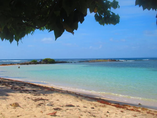 Hinter Dem Weißen Sandstrand Ein Türkisfarbenes Lagunenparadies Unter Wolkenlosem Blauen — Stockfoto