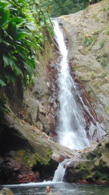 Büyük bir şelale kayaların üzerine düşüyor.