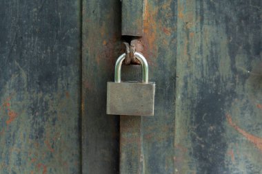 Demir kapıdaki kilit, arka bahçe.