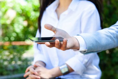 Ekranda dokunmalı erkek telefonu