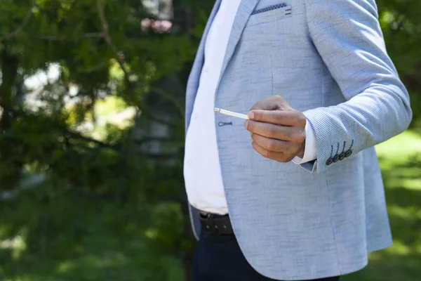 Man Hand Cigarett Gatan — Stockfoto