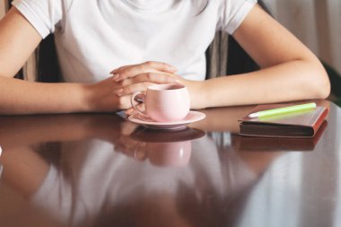 Masanın üzerinde bir fincan kahve var.