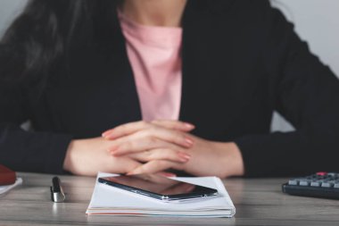 Dua eden kadın elleri masanın arkasında.