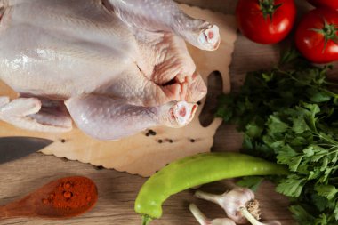 çiğ tavuk ve baharat.